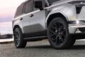 足もとはVOSSEN（ヴォッセ）のハイブリッドフォージド「HF6-4」だ。SUV専用の6ホールモデルとなり、P.C.D.6×139.7を採用するGX550との相性は抜群だ。285/45R22サイズのコンチネンタル・プレミアムコンタクト6を組み合わせていた。