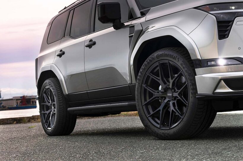 足もとはVOSSEN（ヴォッセ）のハイブリッドフォージド「HF6-4」だ。SUV専用の6ホールモデルとなり、P.C.D.6×139.7を採用するGX550との相性は抜群だ。285/45R22サイズのコンチネンタル・プレミアムコンタクト6を組み合わせていた。