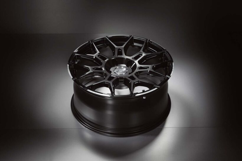 最高峰にして最高級タフギアであるLX600に対して、完全なる専用設計の大口径モデルがある。あるいは新ジャンルであるアーバンオフロードスタイルを持ち込むこともできる。徹底したモノづくりを貫くTWSであるがゆえの幅の広さを、ここで確かめたい。