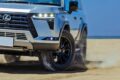 オールグラウンド製リフトアップスプリングをフロントに投入したことで、前下がりの車体を水平に導きながら、オンオフ問わず安定感の高い乗り味を実現した。そのうえで装着したのがヴォッセHFX-2とBFグッドリッチ・オールテレーンT/A KO3である。