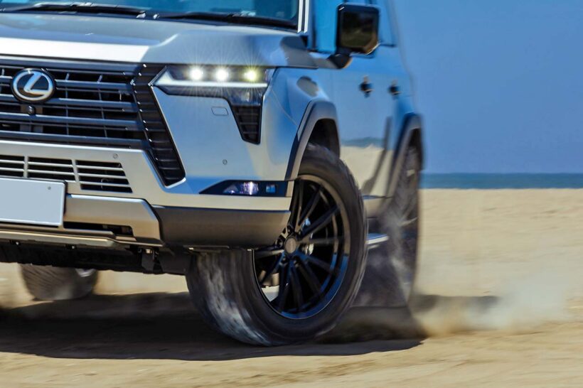 オールグラウンド製リフトアップスプリングをフロントに投入したことで、前下がりの車体を水平に導きながら、オンオフ問わず安定感の高い乗り味を実現した。そのうえで装着したのがヴォッセHFX-2とBFグッドリッチ・オールテレーンT/A KO3である。