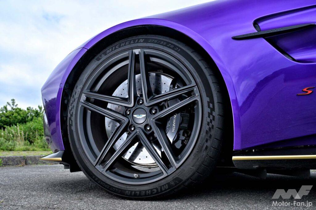 ヴァンテージSのタイヤは前275/35R21後325/30R21、銘柄はミシュラン・パイロットスポーツS5だった。ホイールは写真の5ダブルスポークを含め、全11タイプから選ぶことが可能だ。