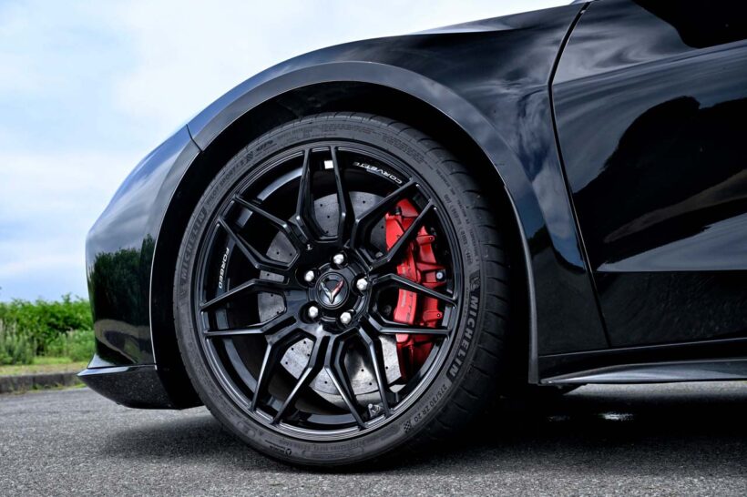 コルベットZ06のタイヤは前275/30ZR20後345/25ZR21という極太サイズ。タイヤはこちらもミシュランだが、銘柄はパイロットスポーツ4Sとなる。「ZP」の刻印はランフラットの証。