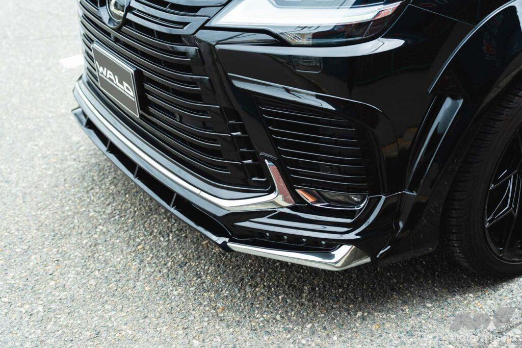 LX600に対しては2~6ピースまでのメニューが用意されるが、これは6ピースすべてを装着したコンプリートキット。ボディパーツはABS樹脂で成型されておりフィット感は抜群だ。LEDランプやサイドマフラー、エンブレム類などのオプションも豊富に揃う。なお、ラグジュアリー&ユニークをコンセプトとするグッズブランド「muta」とコラボしたフロアマットはWALDの人気アイテムだ。前後席のほか、ラゲッジスペースまで統一感のある空間をつくりあげている。