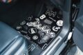 LX600に対しては2～6ピースまでのメニューが用意されるが、これは6ピースすべてを装着したコンプリートキット。ボディパーツはABS樹脂で成型されておりフィット感は抜群だ。LEDランプやサイドマフラー、エンブレム類などのオプションも豊富に揃う。なお、ラグジュアリー＆ユニークをコンセプトとするグッズブランド「muta」とコラボしたフロアマットはWALDの人気アイテムだ。前後席のほか、ラゲッジスペースまで統一感のある空間をつくりあげている。