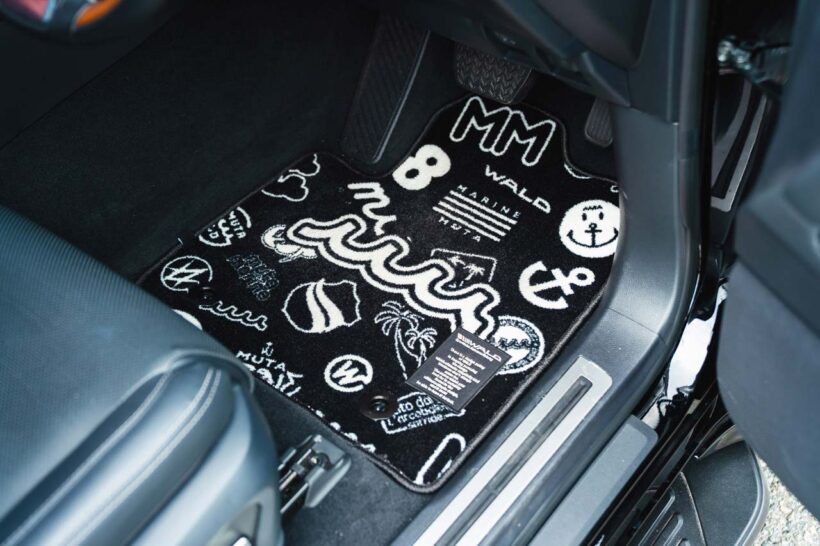 LX600に対しては2～6ピースまでのメニューが用意されるが、これは6ピースすべてを装着したコンプリートキット。ボディパーツはABS樹脂で成型されておりフィット感は抜群だ。LEDランプやサイドマフラー、エンブレム類などのオプションも豊富に揃う。なお、ラグジュアリー＆ユニークをコンセプトとするグッズブランド「muta」とコラボしたフロアマットはWALDの人気アイテムだ。前後席のほか、ラゲッジスペースまで統一感のある空間をつくりあげている。