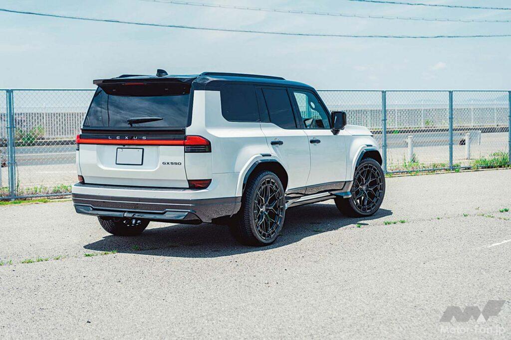 ベースは2025年式のGX550バージョンL。ほぼ新車の状態から、ボンド大阪がこのようなカスタムカーへと仕上げた。ソニッククォーツとピアノブラックとで統一したエクステリアはとてもクリーンだ。