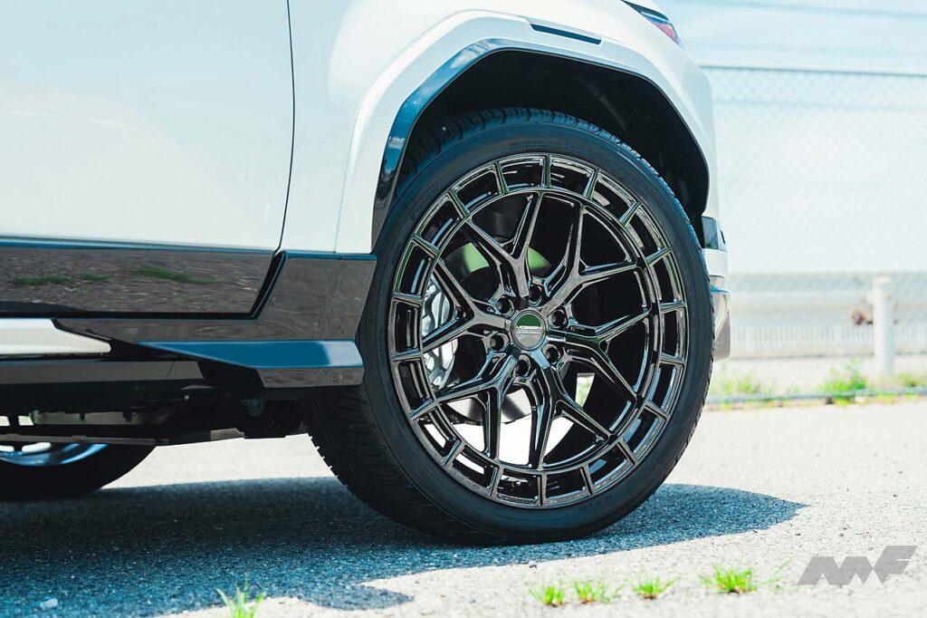 ブリッツの全長調整式車高調「ダンパーZZ-R」を装着して車高を整えたうえで、足もとにはヴォッセのハイブリッドフォージド「HFX-1」ホイールを投入した。ボディ側の色味と統一したグロスブラック仕上げで、サイズは堂々たる24インチ。295/35R24のヨコハマタイヤ「PARADA Spec-X」を組み合わせた。これだけの大径にも関わらず、しなやかなライドフィールを保ち、高速域での安定感も高い。