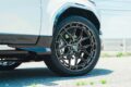 ブリッツの全長調整式車高調「ダンパーZZ-R」を装着して車高を整えたうえで、足もとにはヴォッセのハイブリッドフォージド「HFX-1」ホイールを投入した。ボディ側の色味と統一したグロスブラック仕上げで、サイズは堂々たる24インチ。295/35R24のヨコハマタイヤ「PARADA Spec-X」を組み合わせた。これだけの大径にも関わらず、しなやかなライドフィールを保ち、高速域での安定感も高い。