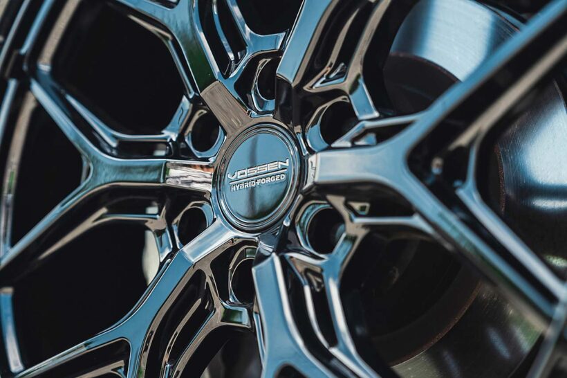 ブリッツの全長調整式車高調「ダンパーZZ-R」を装着して車高を整えたうえで、足もとにはヴォッセのハイブリッドフォージド「HFX-1」ホイールを投入した。ボディ側の色味と統一したグロスブラック仕上げで、サイズは堂々たる24インチ。295/35R24のヨコハマタイヤ「PARADA Spec-X」を組み合わせた。これだけの大径にも関わらず、しなやかなライドフィールを保ち、高速域での安定感も高い。