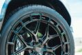 ブリッツの全長調整式車高調「ダンパーZZ-R」を装着して車高を整えたうえで、足もとにはヴォッセのハイブリッドフォージド「HFX-1」ホイールを投入した。ボディ側の色味と統一したグロスブラック仕上げで、サイズは堂々たる24インチ。295/35R24のヨコハマタイヤ「PARADA Spec-X」を組み合わせた。これだけの大径にも関わらず、しなやかなライドフィールを保ち、高速域での安定感も高い。