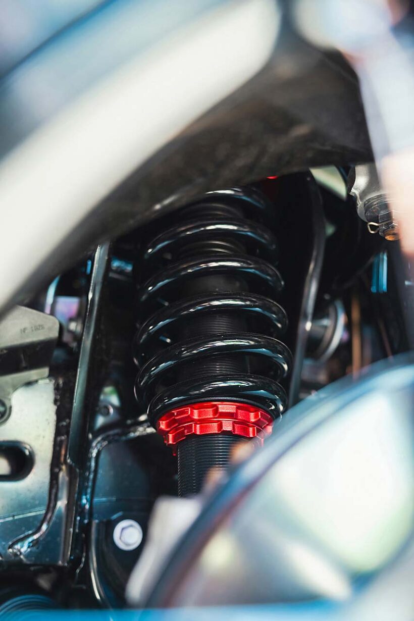 ブリッツの全長調整式車高調「ダンパーZZ-R」を装着して車高を整えたうえで、足もとにはヴォッセのハイブリッドフォージド「HFX-1」ホイールを投入した。ボディ側の色味と統一したグロスブラック仕上げで、サイズは堂々たる24インチ。295/35R24のヨコハマタイヤ「PARADA Spec-X」を組み合わせた。これだけの大径にも関わらず、しなやかなライドフィールを保ち、高速域での安定感も高い。