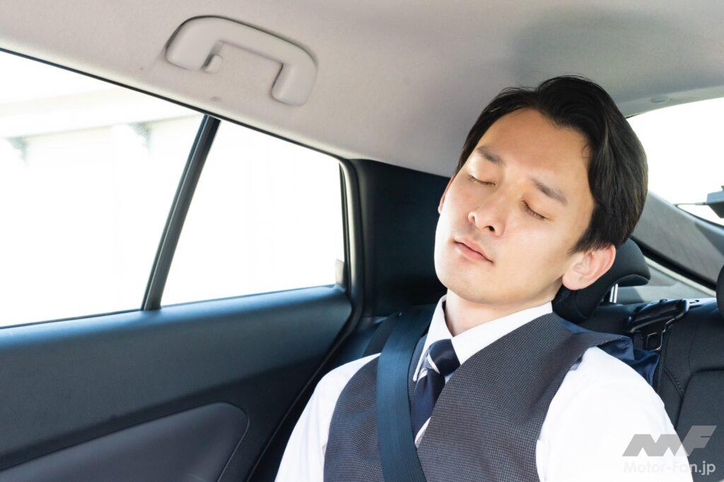 車内で仮眠する男性