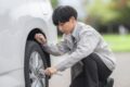 タイヤを点検する男性