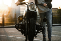 バイクを押し歩きする男性