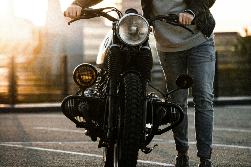 バイクを押し歩きする男性