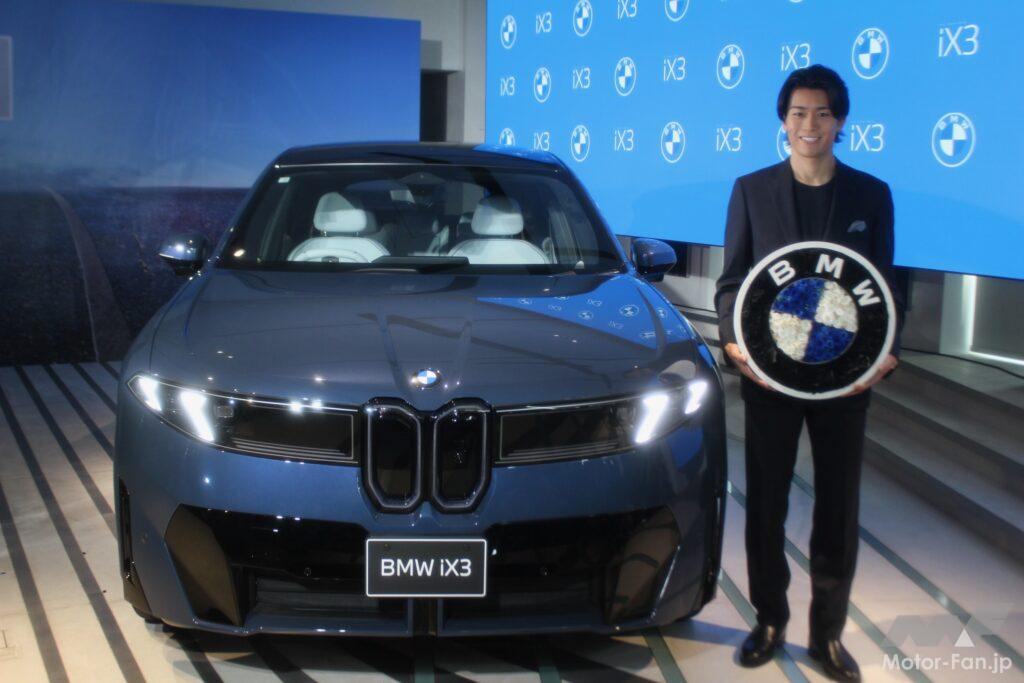 BMW iX3のプレスカンファレンスに登場したサッカー日本代表の中村敬斗選手