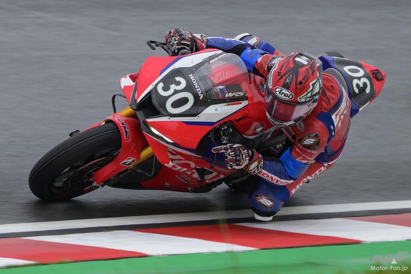 悪天候の中翻弄されるライダーたち！転倒続出、レースは中盤から後半