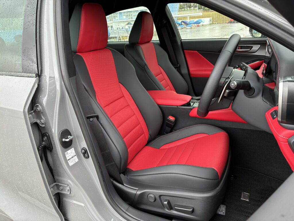 レクサスISの“F SPORT”L tex スポーツシート