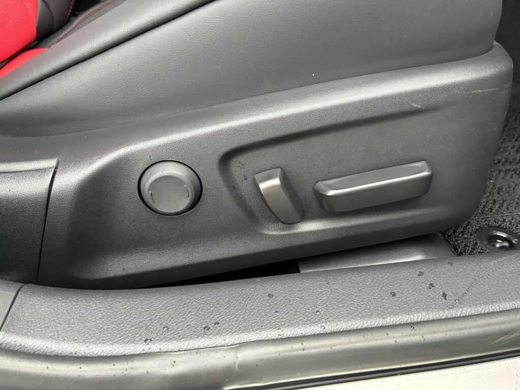運転席のシート操作部