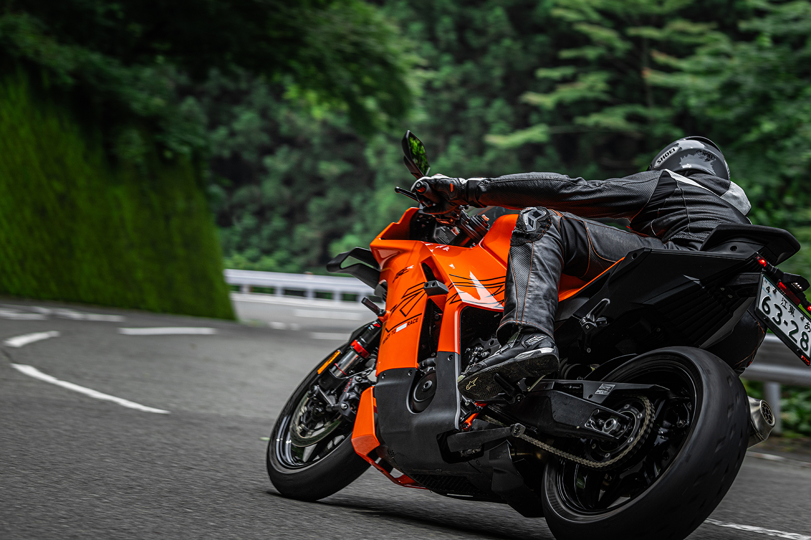 【トウ】 MotoGPレーサーのDNAを感じる、KTMのスーパースポーツ。守備範囲が広い