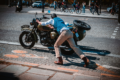 バイクを押し歩きする画像