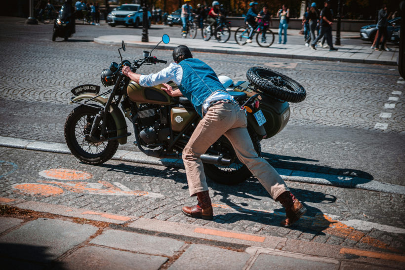 バイクを押し歩きする画像