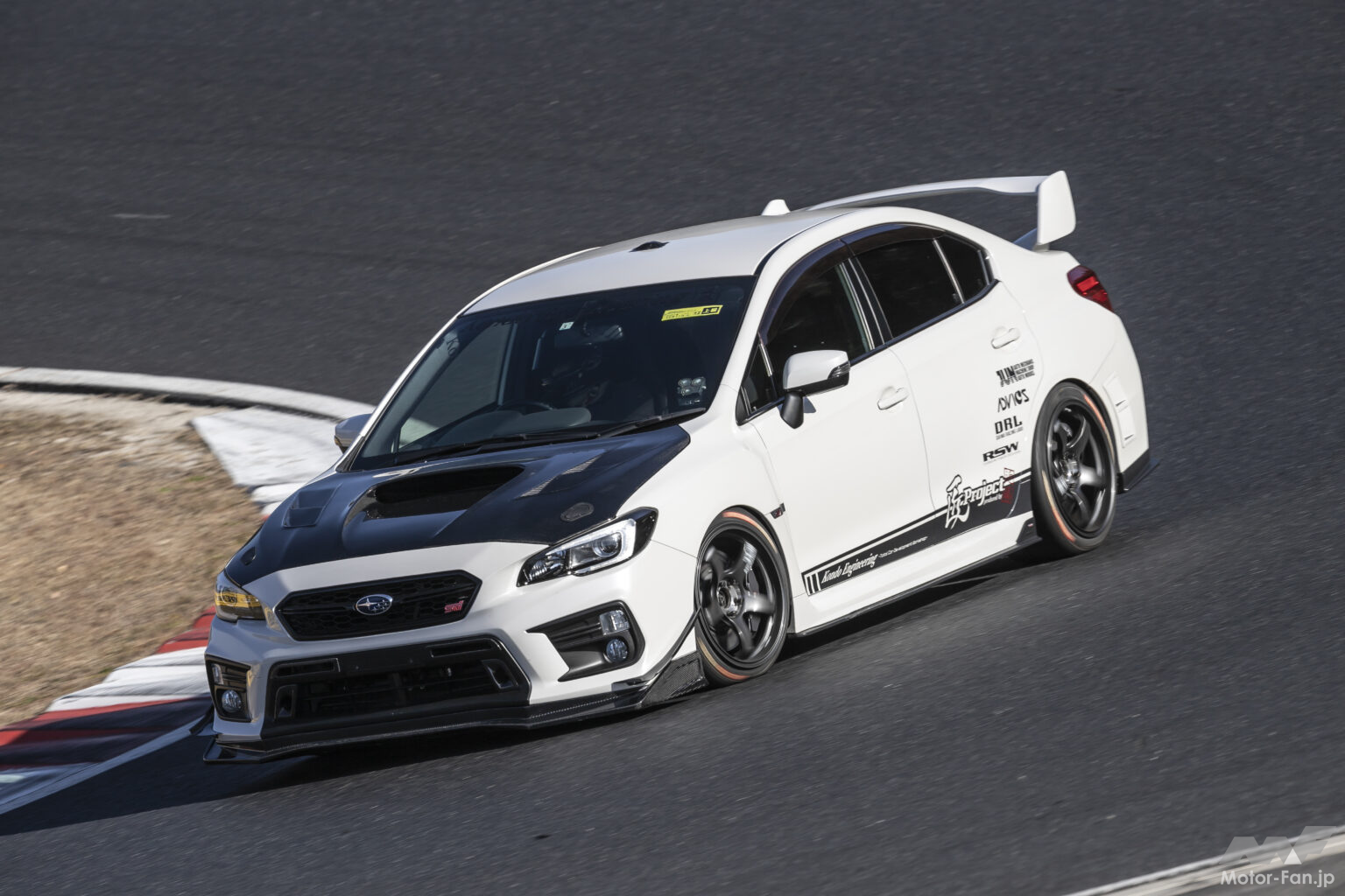 VAB WRX STIを軽量/高強度のカーボンパーツで性能アップ！ 近藤