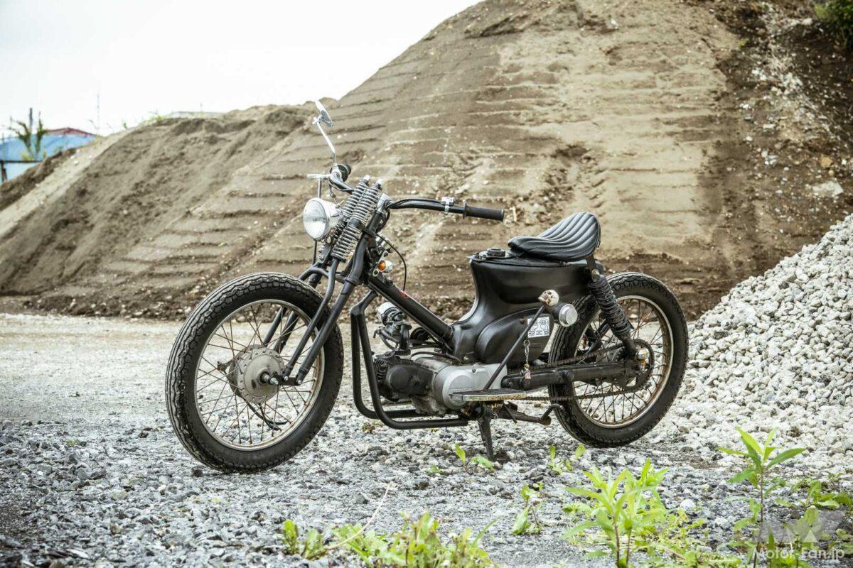 スプリンガーフォークで激変！ 1940年代のビンテージカスタムな空気をまとうスーパーカブ50