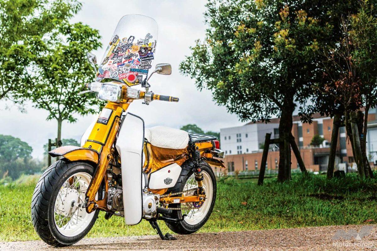 全身グラインダータトゥー＆バンバン200用の極太4.5Jホイールで“角目”のスーパーカブ90がド派手に変身！