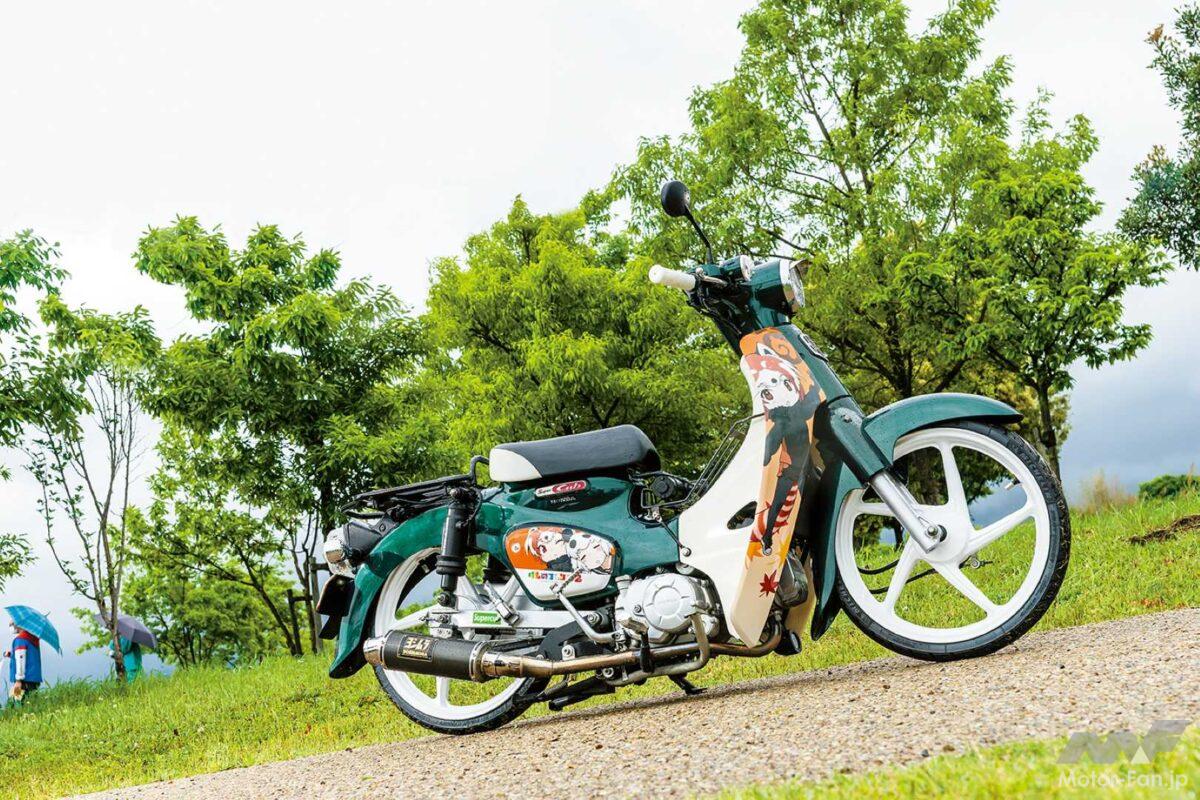 「車高、低っ！」純正っぽいのに超ローダウン！ エアサスで魅せるスーパーカブ110の“純ベタ”スタイル