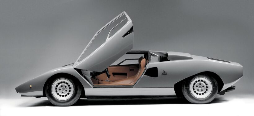 「シザードア」と極端に低いウェッジシェイプのランボルギーニ カウンタック LP400。