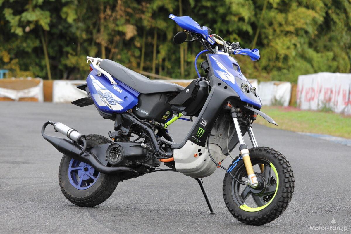 前後の車高を大幅にアップしてオフロードも楽しめる走破性を獲得したBW’S100