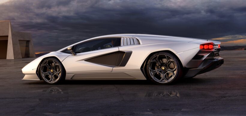 オリジナルの登場から50年を記念して発表された「Lamborghini Countach LPI 800-4」。