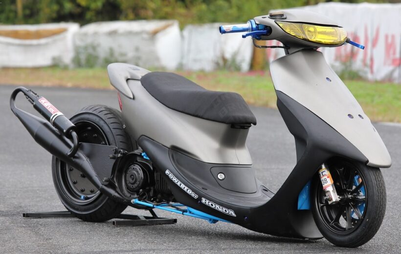 限界のローダウンとホイールベースのストレッチで競技専用車の風格を 限界のローダウンとホイールベースのストレッチで競技専用車の風格を