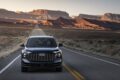 新型フラッグシップSUV「アウディ Q9」の走行シーン。