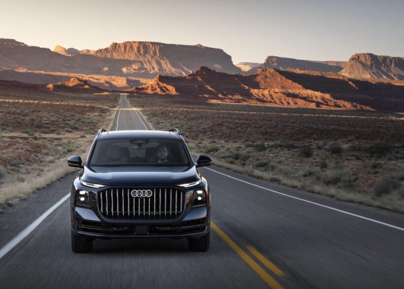 新型フラッグシップSUV「アウディ Q9」の走行シーン。