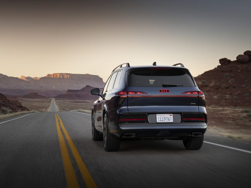 新型フラッグシップSUV「アウディ Q9」の走行シーン。