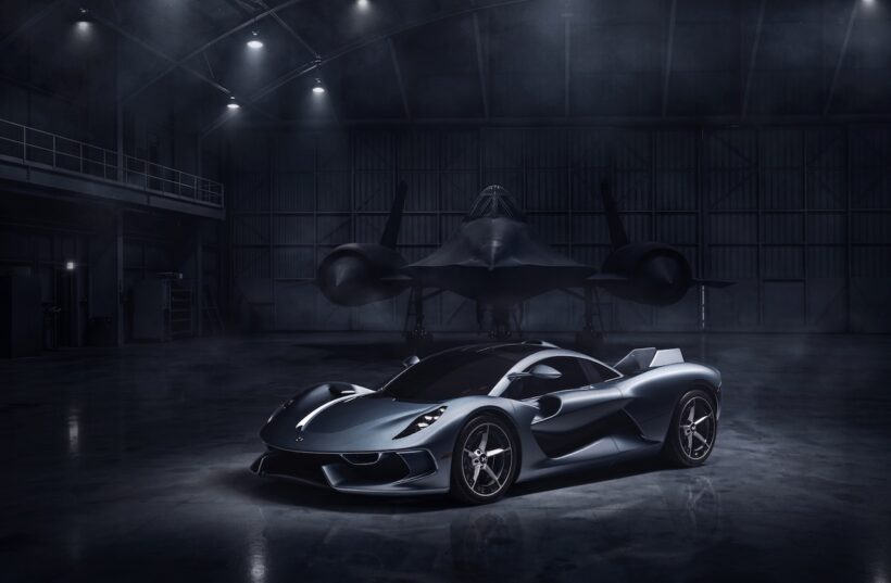 「ヘネシー ブラックバード」と、超音速偵察機「ロッキードSR-71 ブラックバード」。