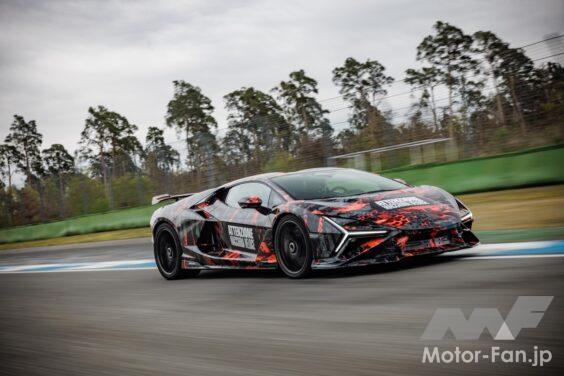 カモフラージュ偽装が施された状態で、ホッケンハイムを走行する「ランボルギーニ レヴエルト SV」。