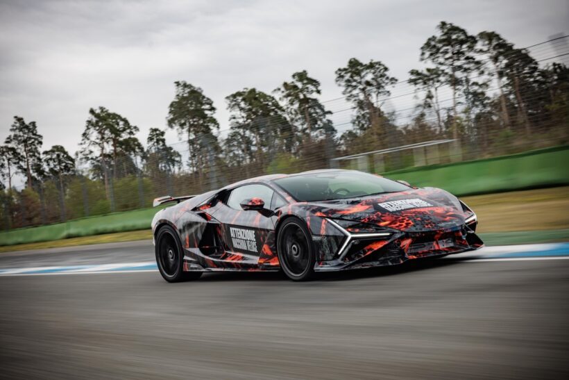 カモフラージュ偽装が施された状態で、ホッケンハイムを走行する「ランボルギーニ レヴエルト SV」。