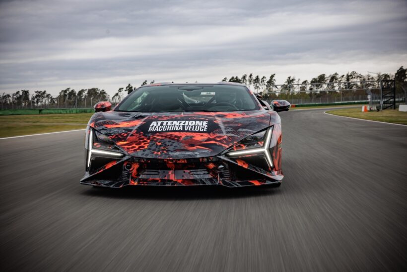 カモフラージュ偽装が施された状態で、ホッケンハイムを走行する「ランボルギーニ レヴエルト SV」。