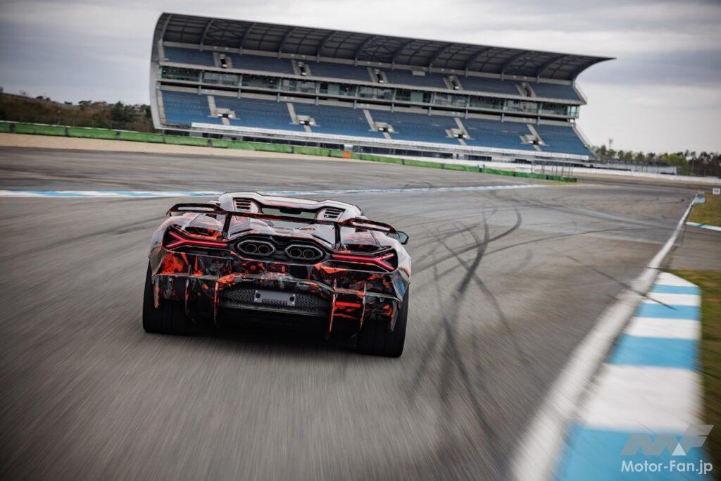カモフラージュ偽装が施された状態で、ホッケンハイムを走行する「ランボルギーニ レヴエルト SV」。