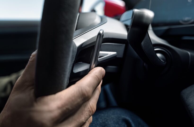 ポルシェは、タイカンに仮想シフトチェンジを可能とする「E-Shift」を導入した。
