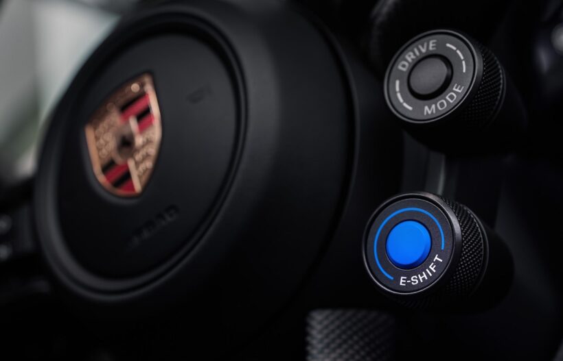 ポルシェは、タイカンに仮想シフトチェンジを可能とする「E-Shift」を導入した。