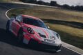 新型カスタマー向けレーシングカー「ポルシェ 911 チャレンジ」の走行シーン。