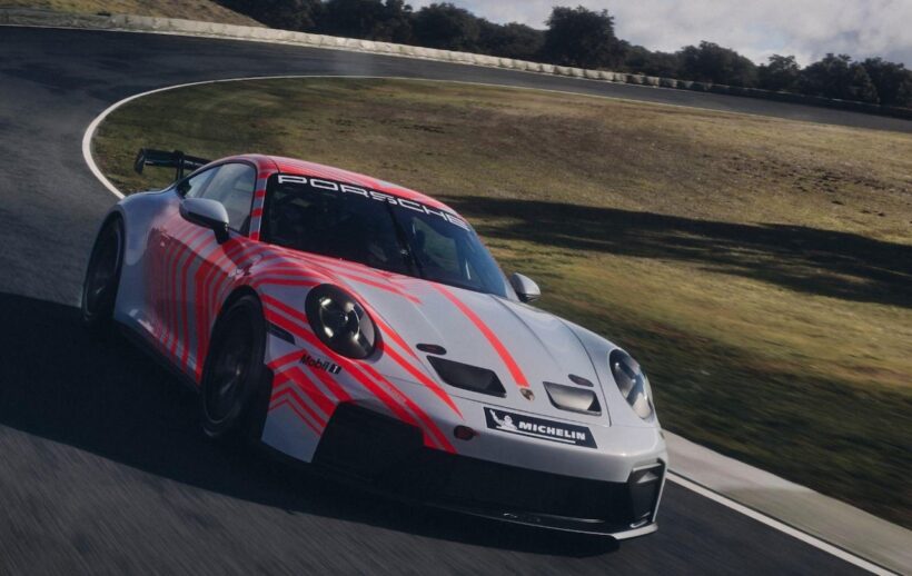 新型カスタマー向けレーシングカー「ポルシェ 911 チャレンジ」の走行シーン。