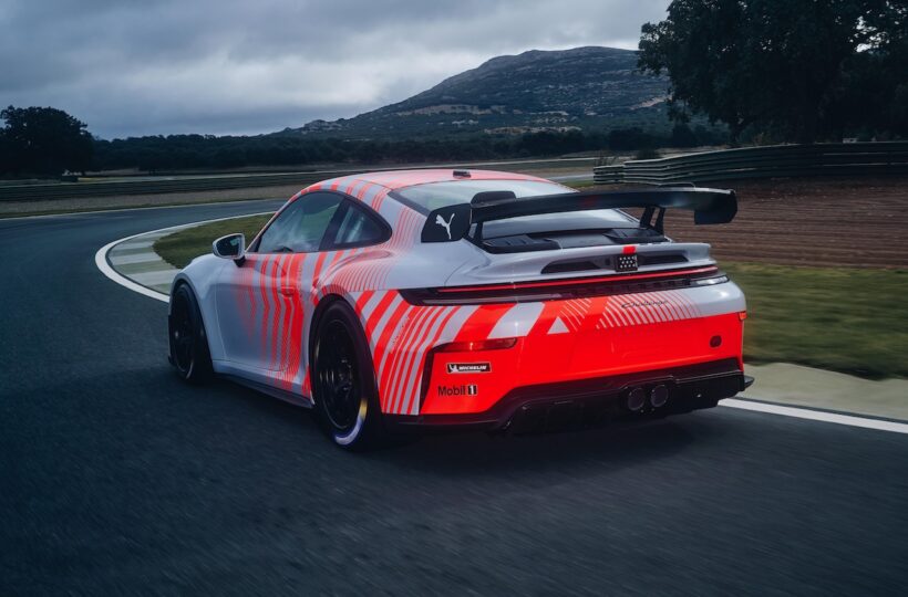 新型カスタマー向けレーシングカー「ポルシェ 911 チャレンジ」の走行シーン。