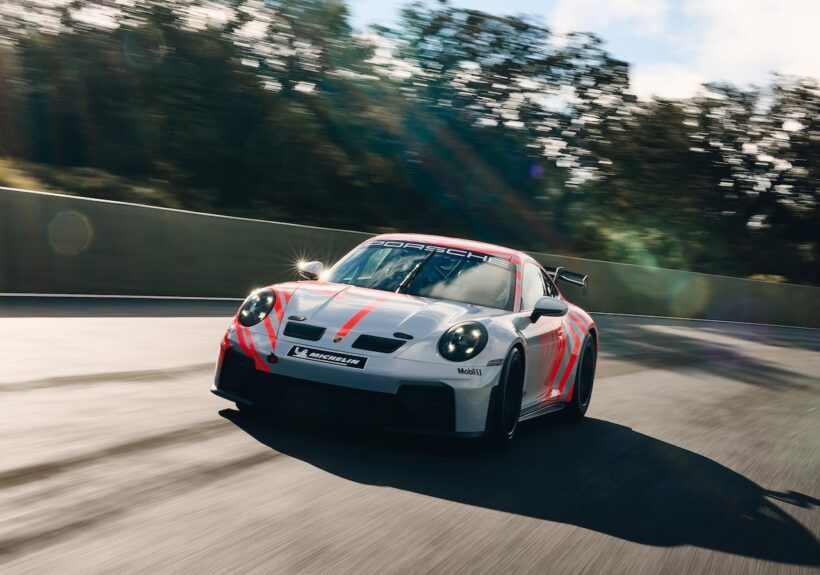 新型カスタマー向けレーシングカー「ポルシェ 911 チャレンジ」の走行シーン。