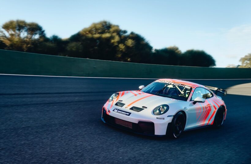 新型カスタマー向けレーシングカー「ポルシェ 911 チャレンジ」の走行シーン。